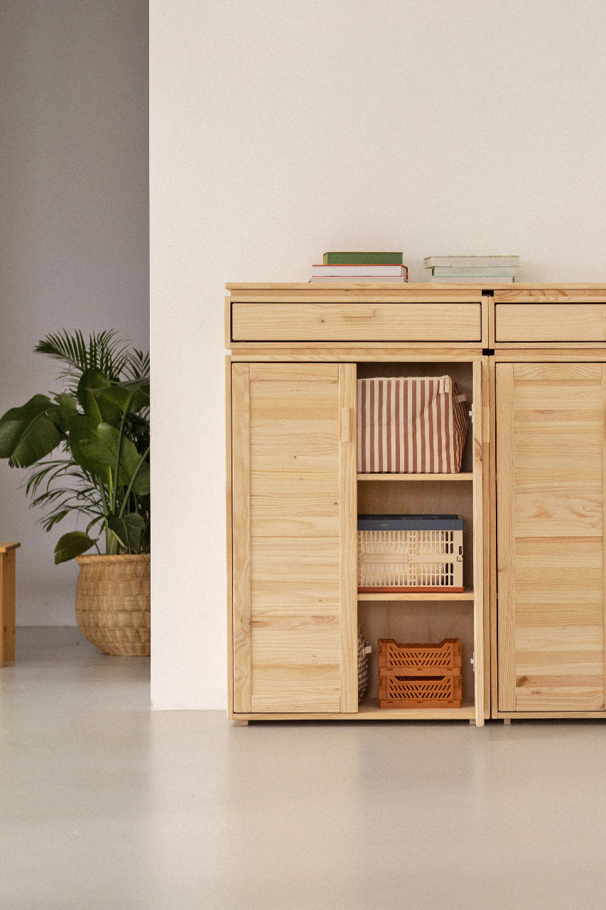 Imagen de ambiente 6 para:Armario bajo con dos cajones en madera maciza de pino